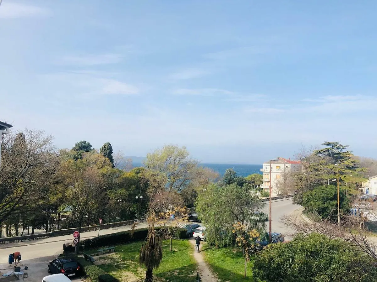 Kolovare Beachfront Apartment Zára