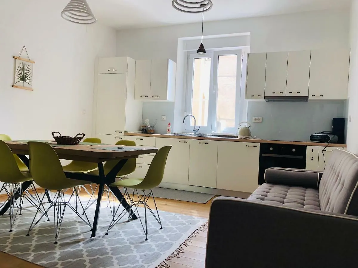 Kolovare Beachfront Apartment Zára