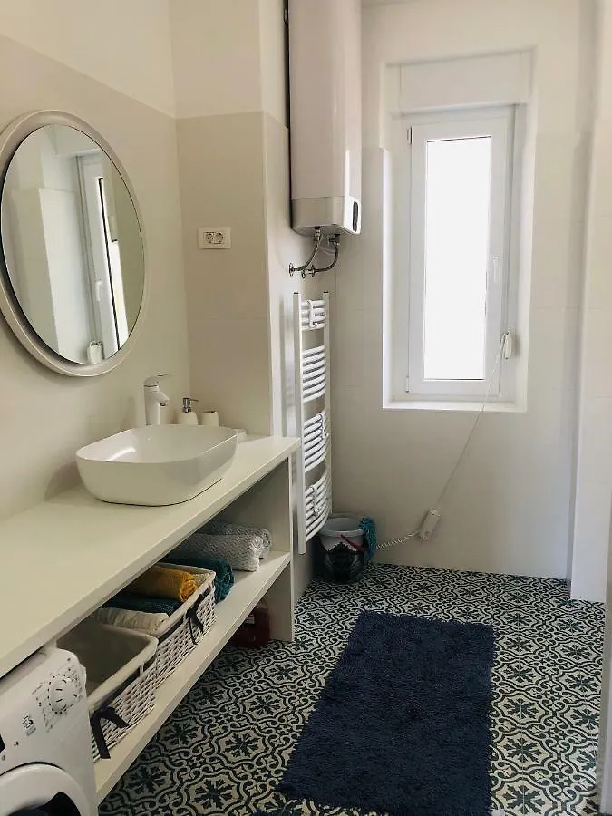 Kolovare Beachfront Apartment Zára